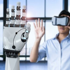 Roboterhand im Vorergrund bewegt sich wie Hand von Mann mit VR-Brille im Hintergrund