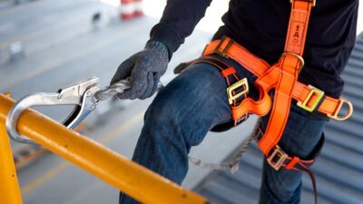 Schutzausrüstung bei Arbeit in gefährlicher Höhe